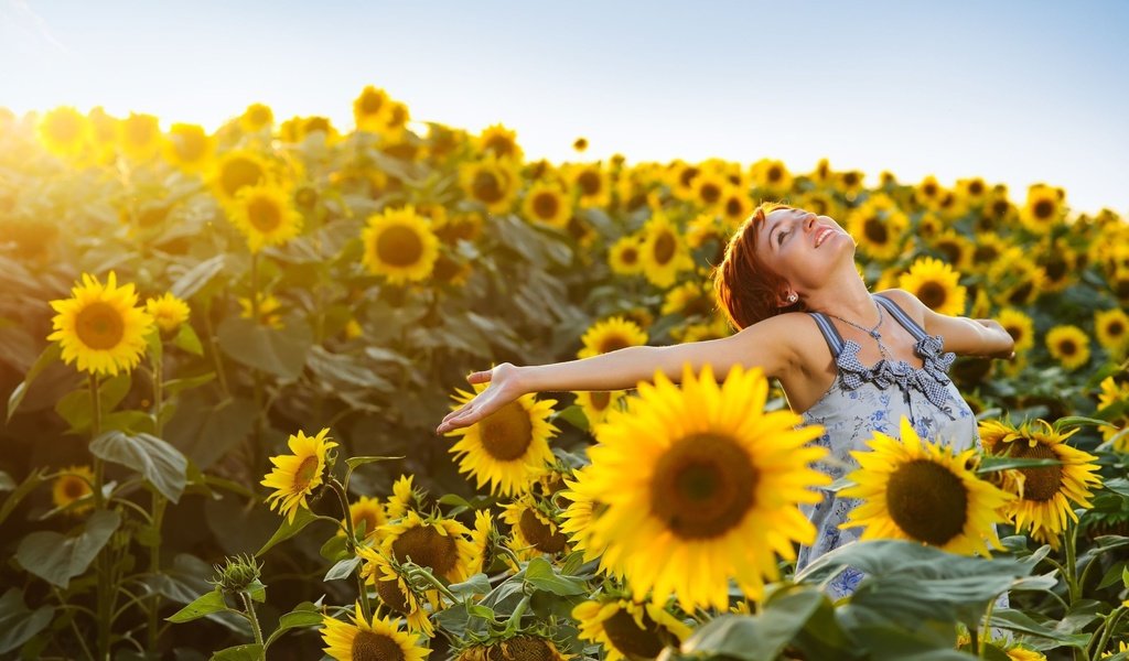 Обои природа, девушка, настроение, подсолнухи, рыжеволосая, nature, girl, mood, sunflowers, redhead разрешение 3600x2300 Загрузить