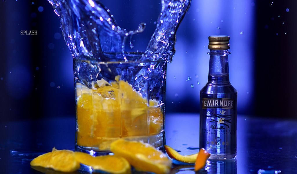 Обои фон, водка, синий, цитрусы, апельсин, smirnoff, jared c, всплеск, коктейль, стакан, бутылка, алкоголь, background, vodka, blue, citrus, orange, splash, cocktail, glass, bottle, alcohol разрешение 2048x1382 Загрузить