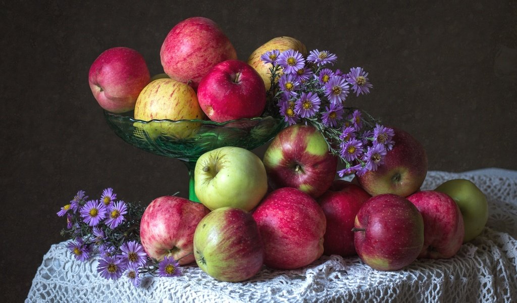 Обои цветы, фрукты, яблоки, осень, плоды, астра, татарская, flowers, fruit, apples, autumn, astra, tatar разрешение 2100x1369 Загрузить
