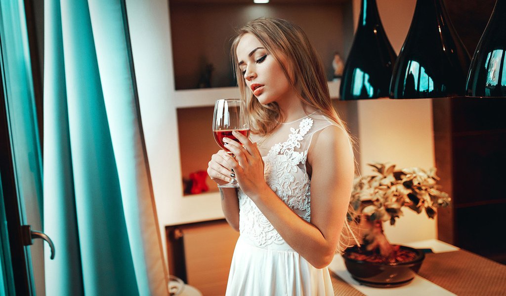 Обои девушка, gевочка, portait, красавица, мэри джейн, модель, wineglass, модел, белое платье, maria puchnina, мария пучнина, вина, длинные волосы, взляд, ницца, girl, beauty, mary jane, model, white dress, wine, long hair, view, nice разрешение 2000x1125 Загрузить