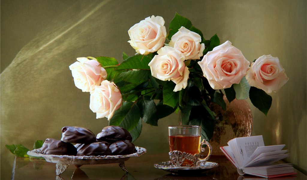 Обои розы, букет, чай, шоколад, книга, зефир, натюрморт, roses, bouquet, tea, chocolate, book, marshmallows, still life разрешение 1920x1217 Загрузить