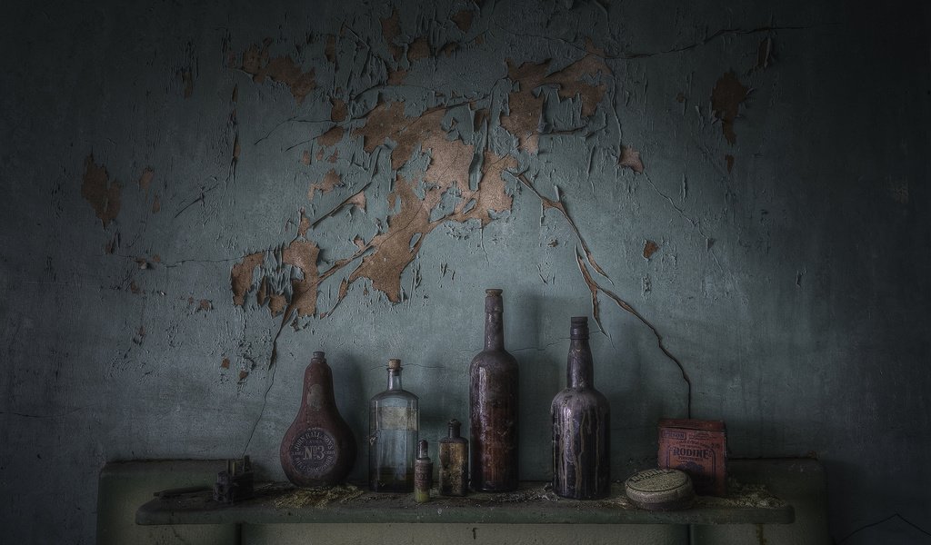 Обои фон, стена, бутылки, background, wall, bottle разрешение 2048x1365 Загрузить