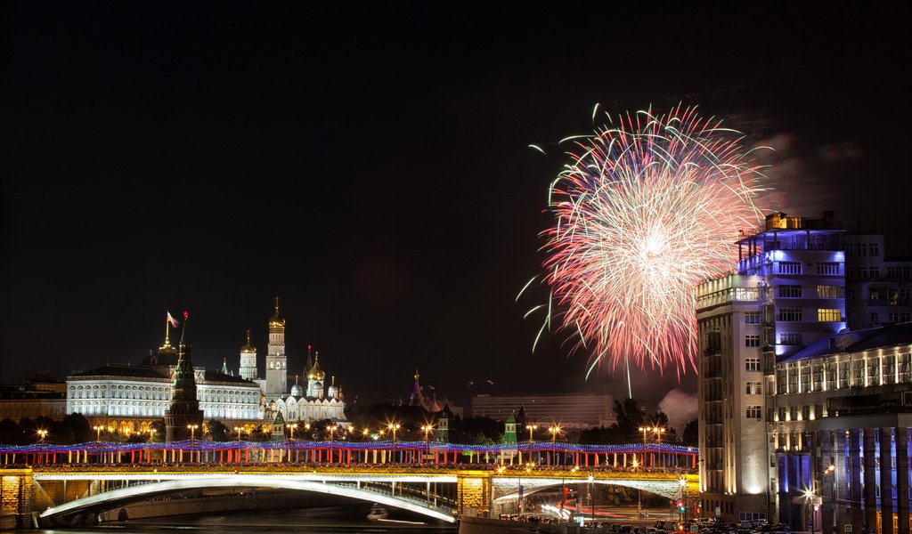 Обои ночь, река, москва, салют, кремль, мост, россия, night, river, moscow, salute, the kremlin, bridge, russia разрешение 5616x3744 Загрузить