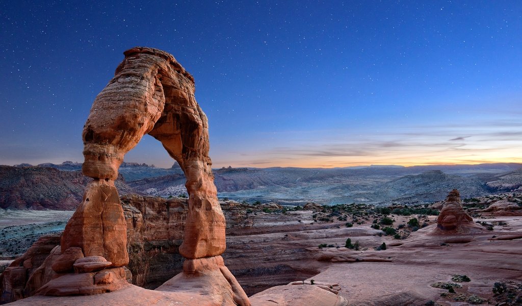 Обои небо, арка, камни, национальный парк арки, закат, delicate arch, звезды, горизонт, каньон, сша, юта, the sky, arch, stones, arches national park, sunset, stars, horizon, canyon, usa, utah разрешение 6016x4016 Загрузить