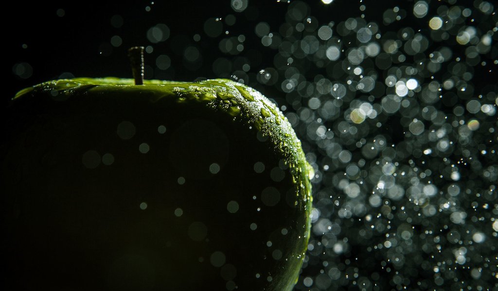 Обои макро, капли, фрукты, фотограф, яблоко, зеленое, hannes hochsmann, macro, drops, fruit, photographer, apple, green разрешение 2000x1334 Загрузить