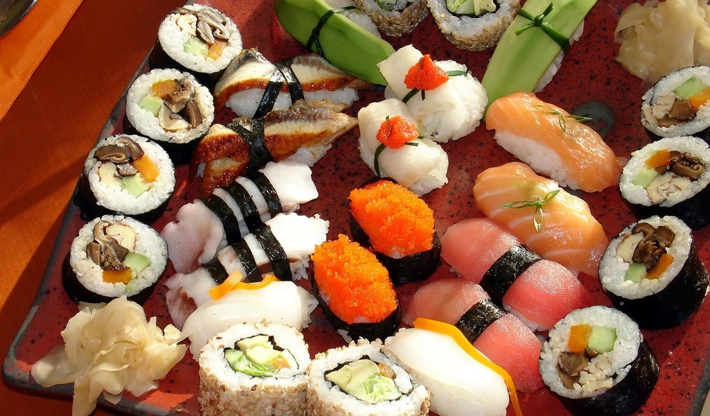 Обои имбирь, зелень, суши, красная рыба, грибы, роллы, япония, морепродукты, васаби, ломтики, японская кухня, россыпь, сашими, икра, лосось, перец, сервировка, рис, ginger, greens, sushi, red fish, mushrooms, rolls, seafood, japan, wasabi, slices, japanese cuisine, placer, sashimi, caviar, salmon, pepper, serving, figure разрешение 2880x2134 Загрузить