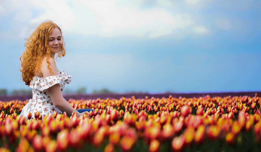 Обои девушка, лето, тюльпаны, girl, summer, tulips разрешение 2048x1150 Загрузить