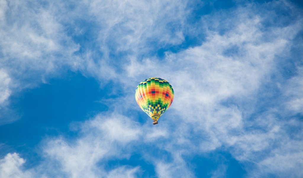 Обои небо, облака, полет, воздушный шар, голубое, the sky, clouds, flight, balloon, blue разрешение 2880x1800 Загрузить