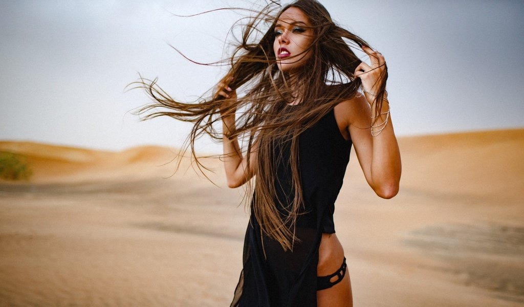 Обои настроение, песок, пустыня, модель, волосы, ветер, natali danish, mood, sand, desert, model, hair, the wind разрешение 2903x1800 Загрузить