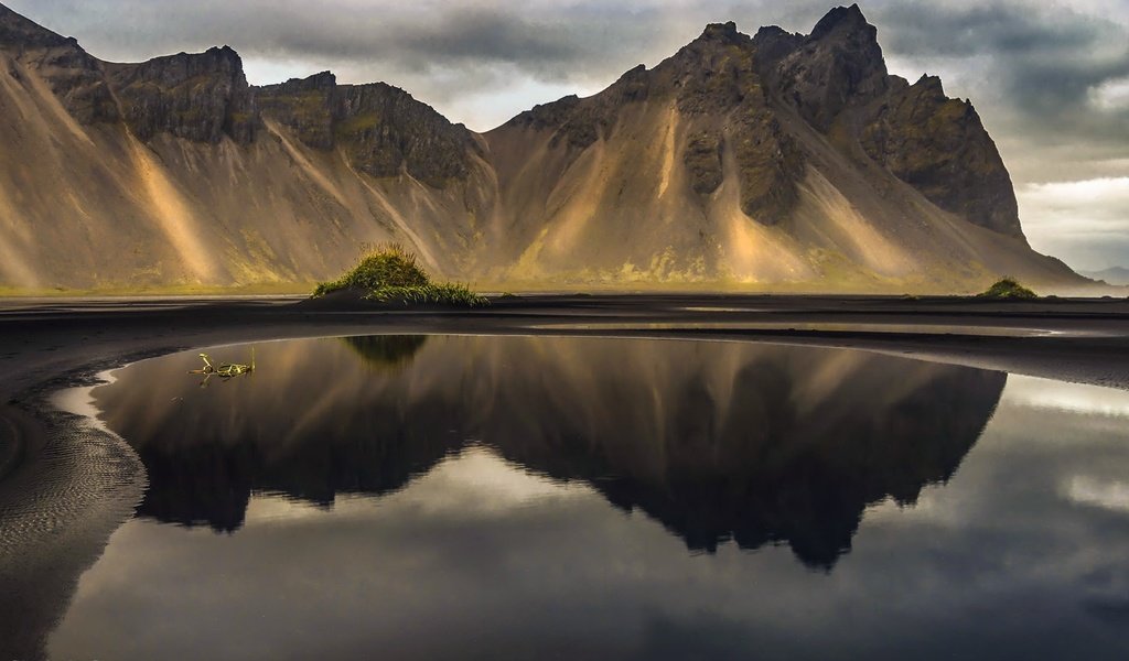 Обои озеро, горы, отражение, исландия, vestrahorn, coastal mountain range, stokksnes, lake, mountains, reflection, iceland разрешение 2048x1108 Загрузить