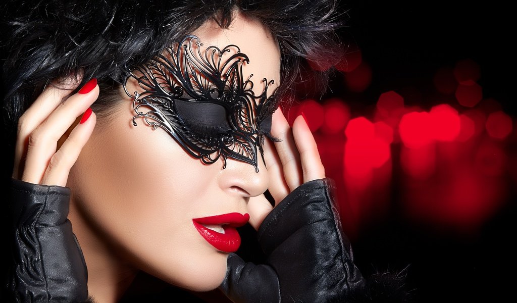 Фотография на тему Красивая брюнетка в интересном ракурсе в карнавальной маске | PressFoto