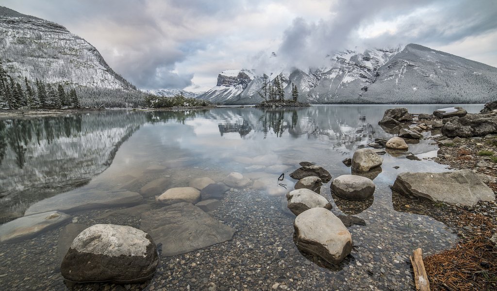 Обои lake minnewanka, деревья, озеро, горы, камни, канада, альберта, провинция альберта, национальный парк банф, trees, lake, mountains, stones, canada, albert, alberta, banff national park разрешение 2048x1292 Загрузить