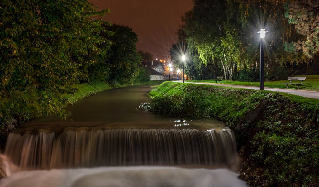 Обои ночь, деревья, фонари, река, водопад, загреб, night, trees, lights, river, waterfall, zagreb разрешение 2560x1600 Загрузить