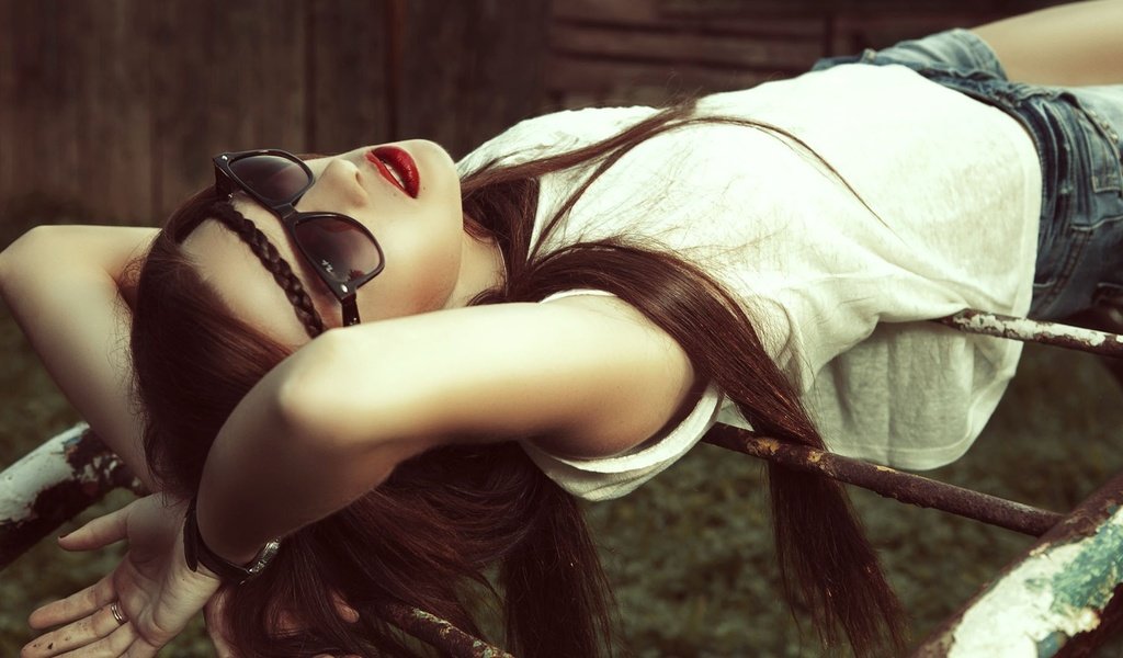 Обои девушка, поза, брюнетка, солнцезащитные очки, girl, pose, brunette, sunglasses разрешение 1920x1080 Загрузить