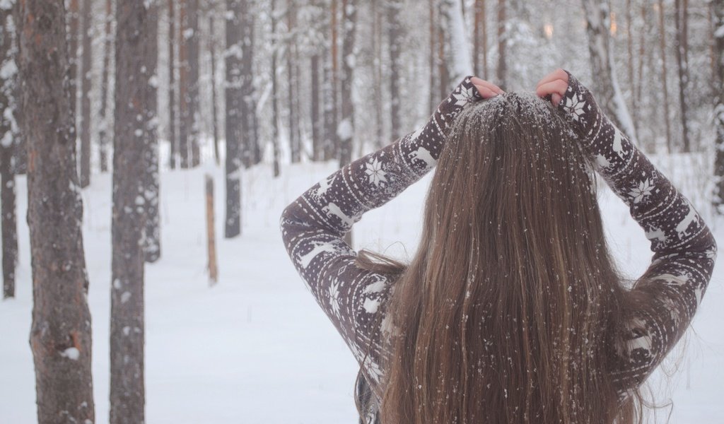 Обои снег, природа, девушка, свитер, длинные волосы, snow, nature, girl, sweater, long hair разрешение 2560x1600 Загрузить
