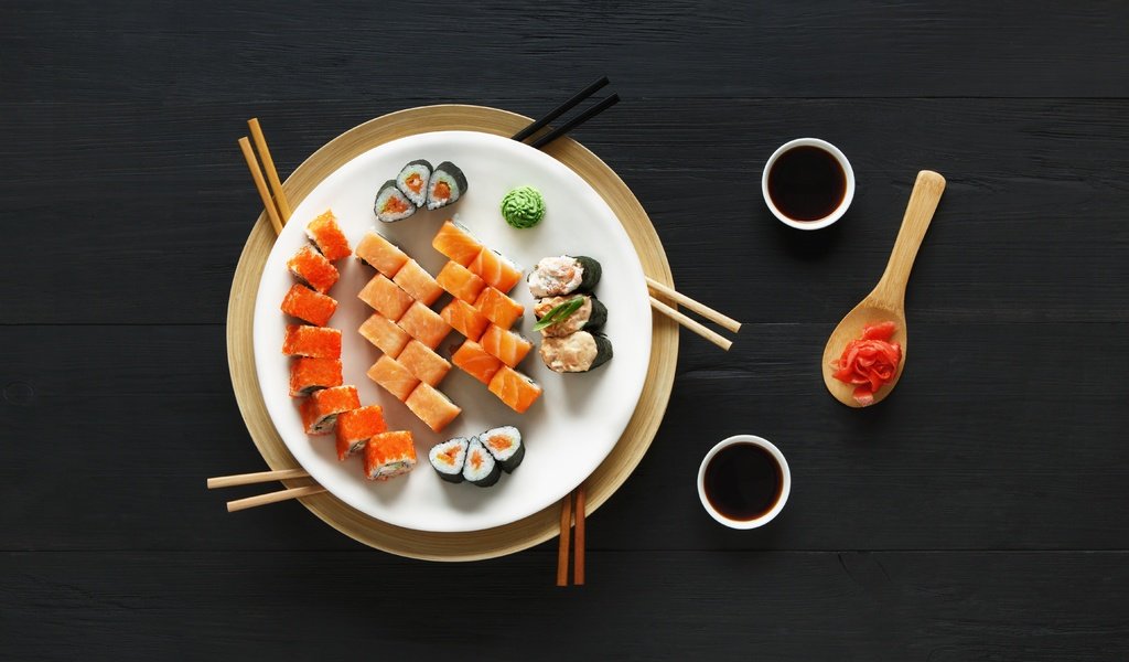 Обои набор, черный фон, японская еда, палочки, соус, суши, роллы, вассаби, имбирь, set, black background, japanese food, sticks, sauce, sushi, rolls, wasabi, ginger разрешение 5618x3745 Загрузить