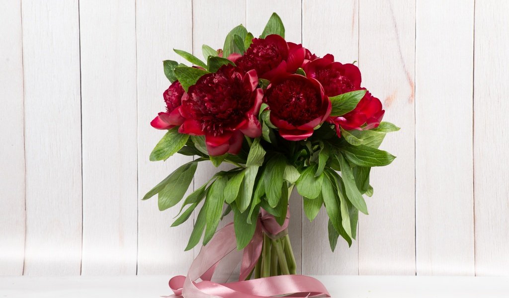 Обои цветы, букет, лента, пионы, flowers, bouquet, tape, peonies разрешение 4334x2885 Загрузить