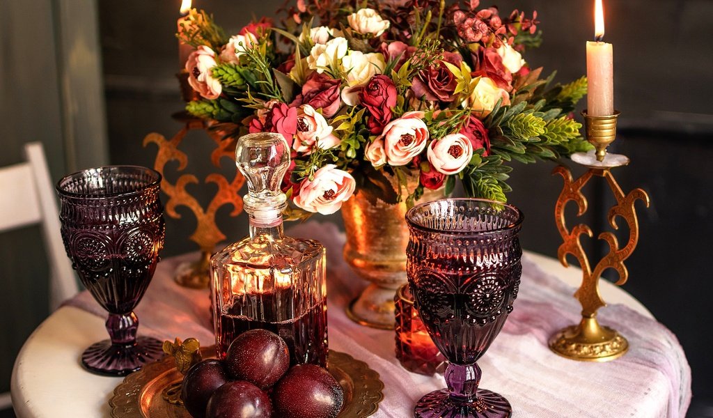 Обои цветы, стол, букет, вино, свеча, бокалы, сливы, графин, flowers, table, bouquet, wine, candle, glasses, plum, decanter разрешение 2048x1536 Загрузить