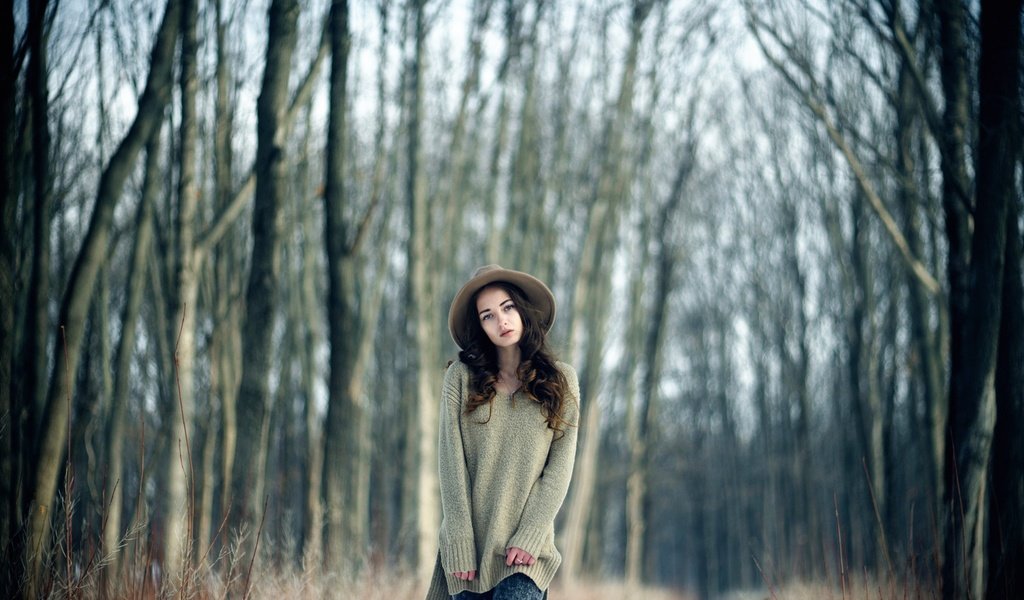 Обои лес, девушка, взгляд, волосы, лицо, шляпа, свитер, forest, girl, look, hair, face, hat, sweater разрешение 1920x1253 Загрузить