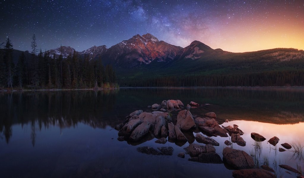 Обои свет, озеро, горы, лес, звезды, канада, рано утром, light, lake, mountains, forest, stars, canada, early in the morning разрешение 2500x1669 Загрузить