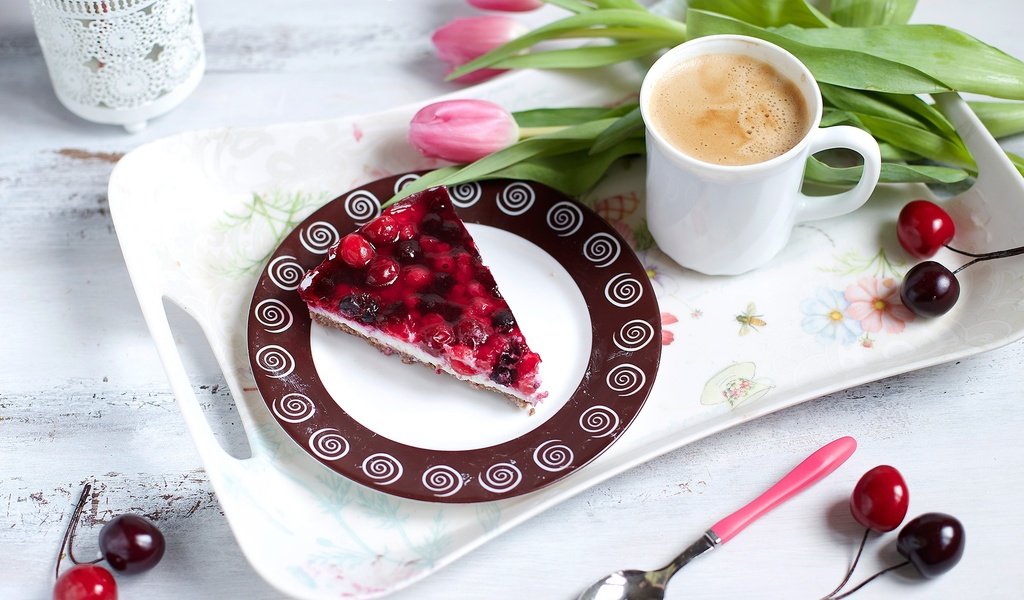 Обои цветы, кофе, ягоды, тюльпаны, вишня, пирог, кусок, flowers, coffee, berries, tulips, cherry, pie, piece разрешение 2000x1367 Загрузить