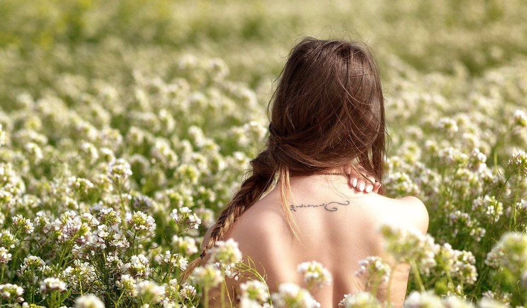 Обои цветы, девушка, поле, тату, спина, волосы, флора, studio hors-champ, flowers, girl, field, tattoo, back, hair, flora разрешение 1920x1080 Загрузить