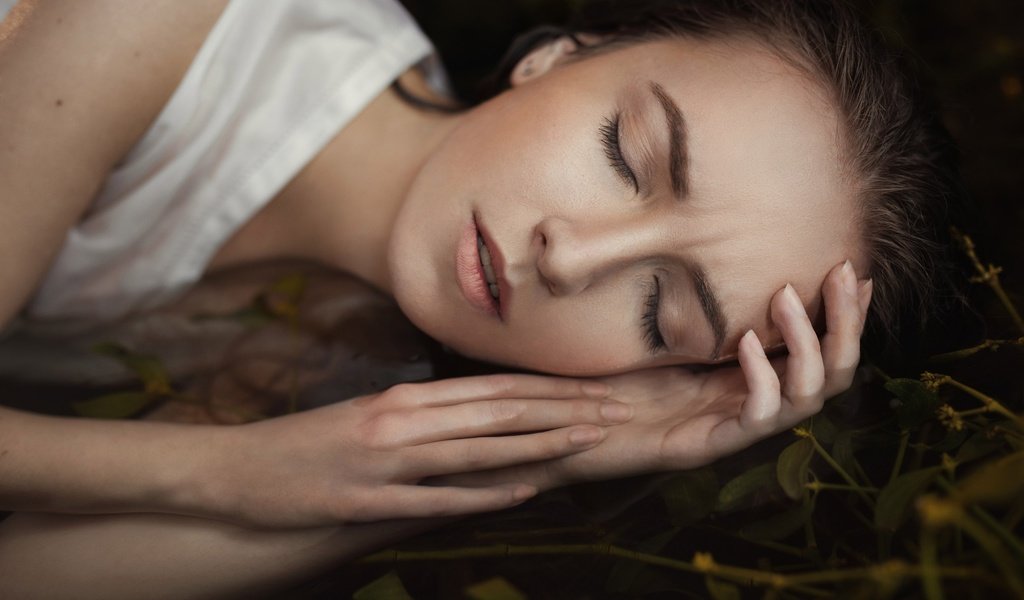 Обои девушка, портрет, сон, лицо, руки, шатенка, дарья волкова, girl, portrait, sleep, face, hands, brown hair, daria volkova разрешение 2560x1707 Загрузить