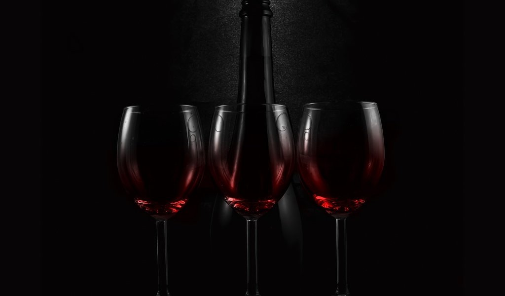 Обои фон, cтекло, черный, вино, стекло, бутылка, бокалы, краcный, красное, блака, background, black, wine, glass, bottle, glasses, red разрешение 2560x1713 Загрузить
