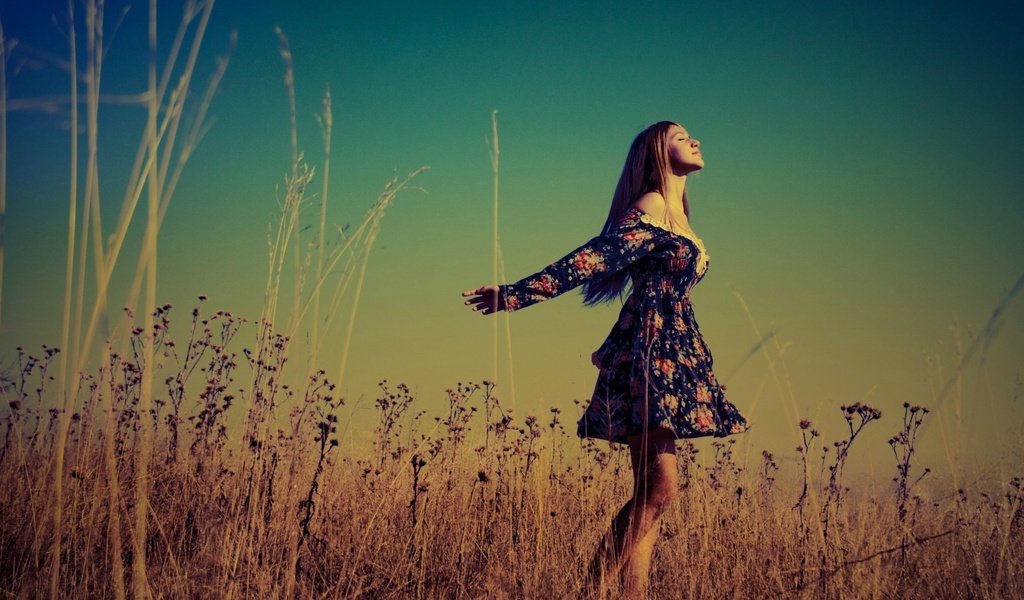 Обои трава, платье, блондинка, поле, модель, свобода, grass, dress, blonde, field, model, freedom разрешение 1920x1080 Загрузить