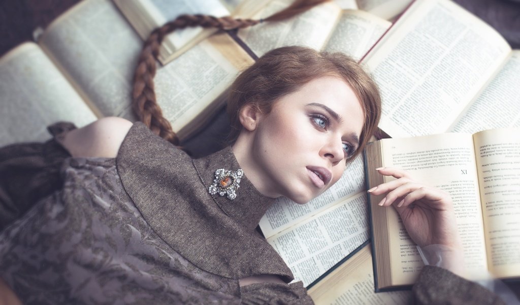 Обои девушка, взгляд, книги, волосы, коса, брошь, sandra plajzer, girl, look, books, hair, braid, brooch разрешение 2047x1365 Загрузить