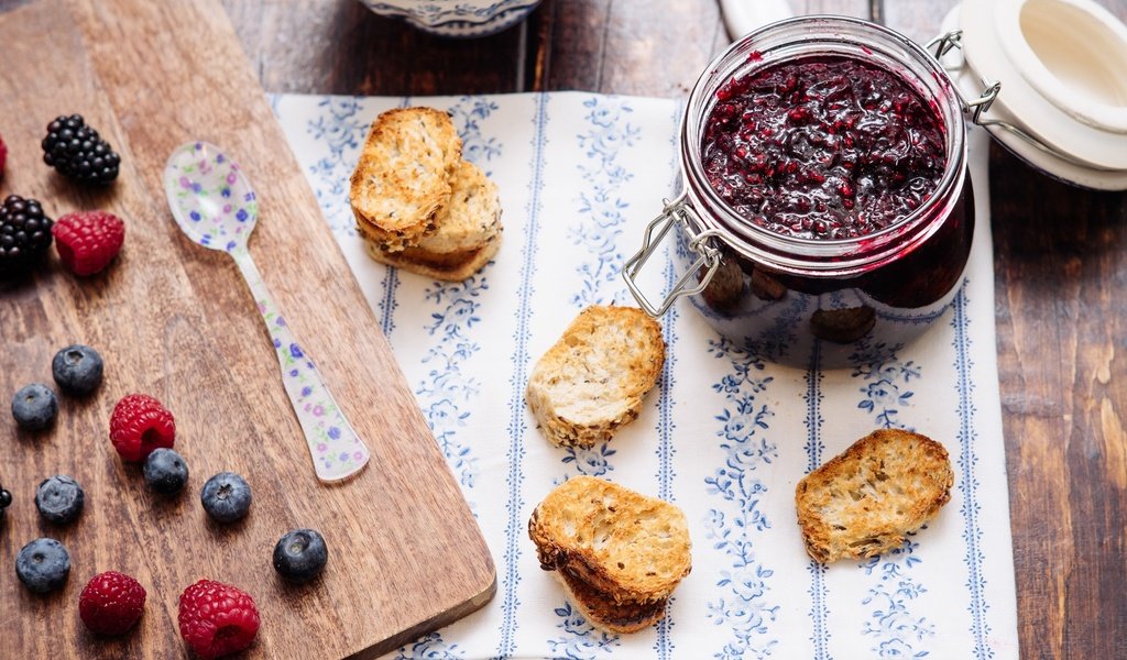 Обои малина, джем, ягоды, черника, варенье, брускетта, raspberry, jam, berries, blueberries, bruschetta разрешение 2048x1366 Загрузить