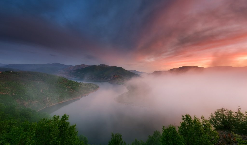 Обои свет, вечер, река, горы, природа, утро, туман, light, the evening, river, mountains, nature, morning, fog разрешение 2048x1463 Загрузить