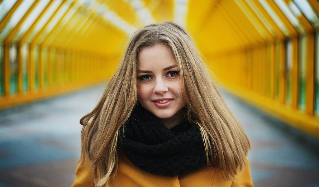 Обои девушка, блондинка, улыбка, портрет, взгляд, волосы, girl, blonde, smile, portrait, look, hair разрешение 1920x1280 Загрузить