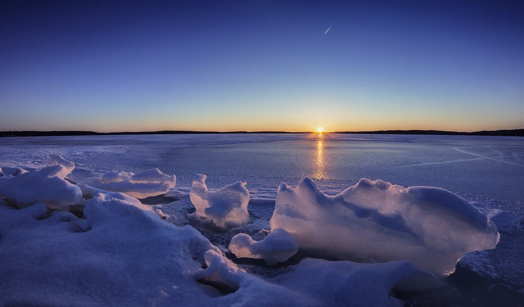 Обои небо, озеро, закат, зима, горизонт, лёд, финляндия, lake karijärvi, the sky, lake, sunset, winter, horizon, ice, finland разрешение 2048x1152 Загрузить