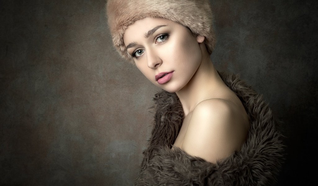 Обои девушка, портрет, взгляд, лицо, шапка, мех, theresa, girl, portrait, look, face, hat, fur разрешение 2048x1536 Загрузить