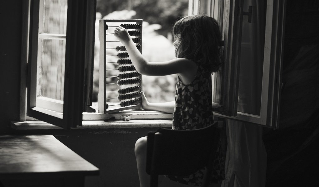 Обои чёрно-белое, дети, девочка, окно, счеты, black and white, children, girl, window, scores разрешение 5439x4912 Загрузить