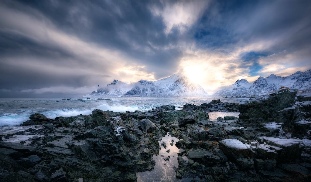 Обои горы, камни, прибой, норвегия, winter in mordor, mountains, stones, surf, norway разрешение 2048x1152 Загрузить