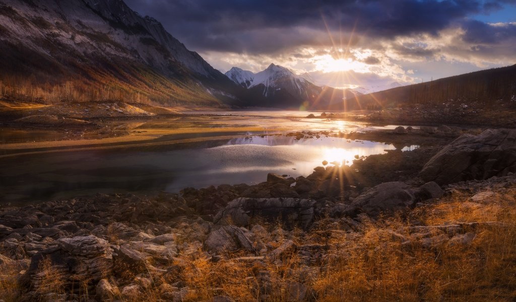 Обои облака, озеро, горы, утро, рассвет, канада, провинция альберта, clouds, lake, mountains, morning, dawn, canada, alberta разрешение 2048x1152 Загрузить