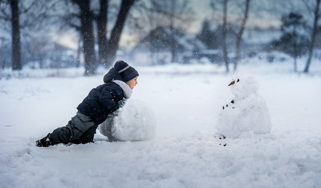 Обои снег, зима, дети, радость, снеговик, мальчик, snow, winter, children, joy, snowman, boy разрешение 2048x1365 Загрузить