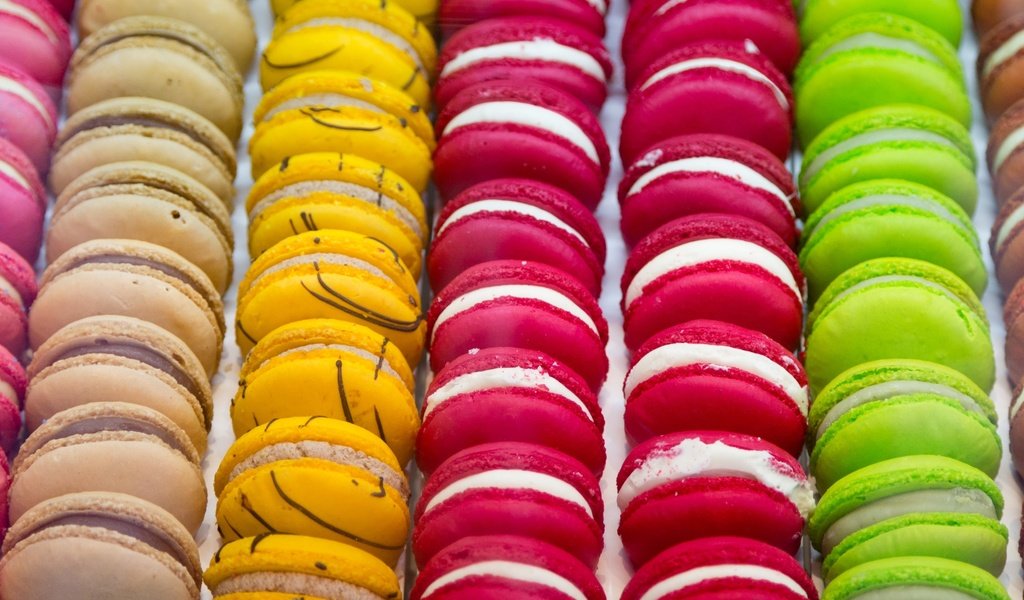 Обои разноцветные, сладкое, печенье, десерт, пирожное, макаруны, colorful, sweet, cookies, dessert, cake, macaroon разрешение 2100x1308 Загрузить