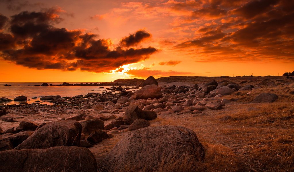 Обои небо, облака, камни, берег, закат, пейзаж, море, the sky, clouds, stones, shore, sunset, landscape, sea разрешение 2560x1600 Загрузить