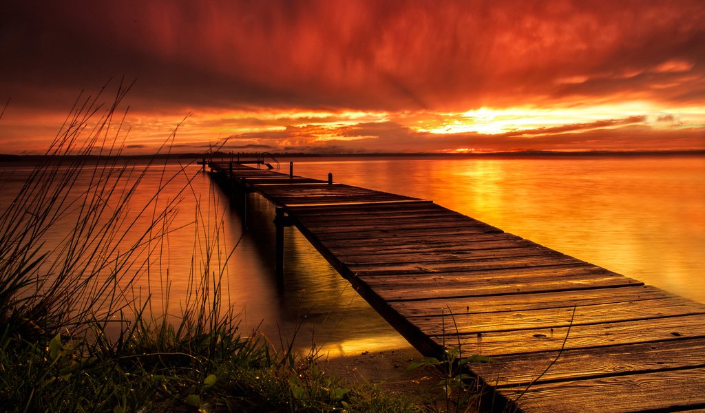 Обои небо, облака, вечер, озеро, мостик, закат, причал, зарево, the sky, clouds, the evening, lake, the bridge, sunset, pier, glow разрешение 2048x1338 Загрузить