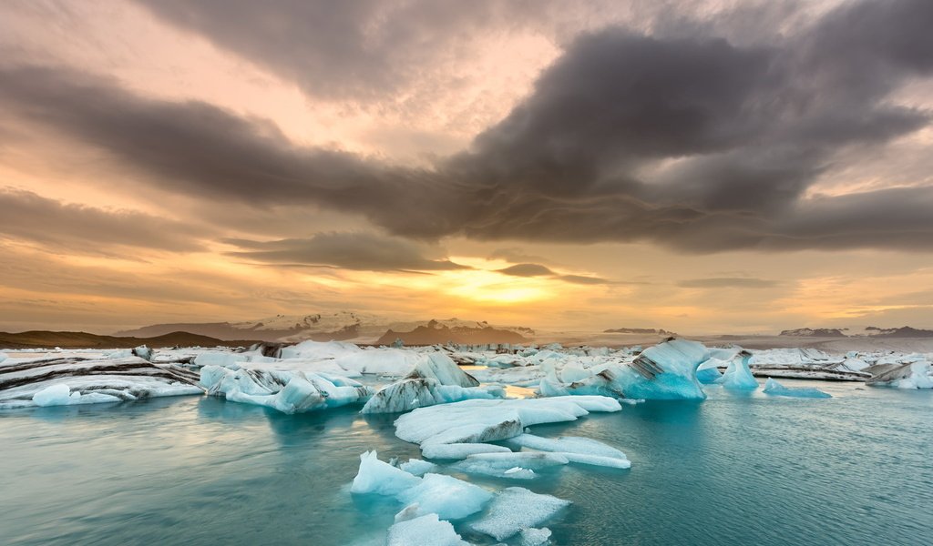 Обои облака, река, горы, закат, лёд, clouds, river, mountains, sunset, ice разрешение 2047x1237 Загрузить