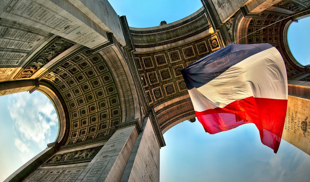 Обои париж, флаг, триумфальная арка, колонны, франция, paris, flag, arch, columns, france разрешение 1920x1200 Загрузить