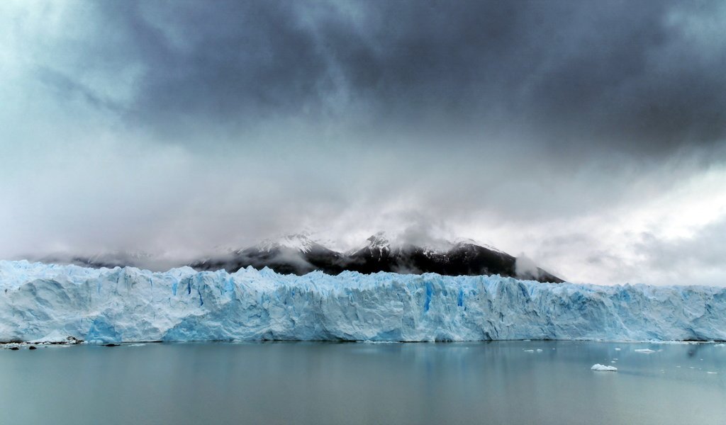 Обои туман, гора, океан, льды, аргентина, fog, mountain, the ocean, ice, argentina разрешение 2560x1477 Загрузить