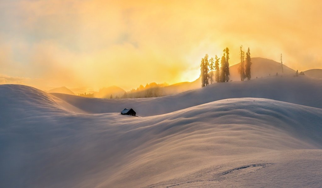 Обои небо, деревья, горы, солнце, холмы, снег, утро, дом, the sky, trees, mountains, the sun, hills, snow, morning, house разрешение 1920x1080 Загрузить