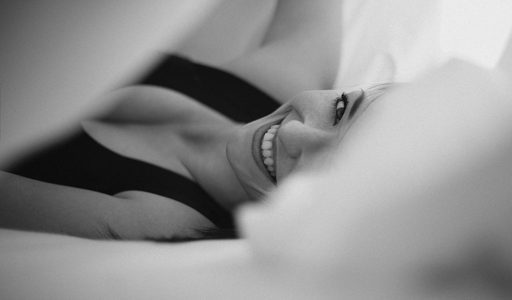 Обои девушка, улыбка, взгляд, чёрно-белое, girl, smile, look, black and white разрешение 2048x1365 Загрузить