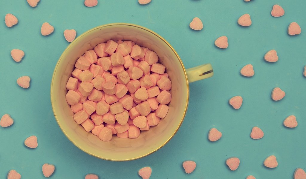 Обои фон, конфеты, кружка, много, чашка, сердечки, конфетки, background, candy, mug, a lot, cup, hearts разрешение 2048x1356 Загрузить