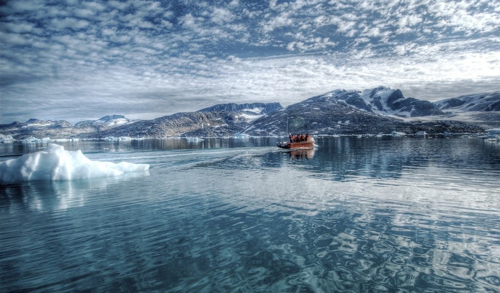 Обои холмы, снег, зима, море, лодка, льдины, рыбаки, hills, snow, winter, sea, boat, ice, fishermen разрешение 1920x1200 Загрузить