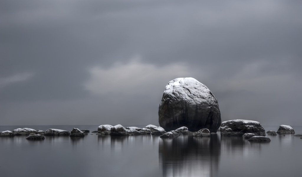 Обои камни, отражение, фон, море, чёрно-белое, stones, reflection, background, sea, black and white разрешение 2560x1600 Загрузить